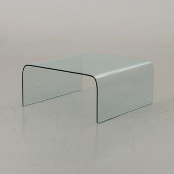 A GLASS SOFA TABLE.