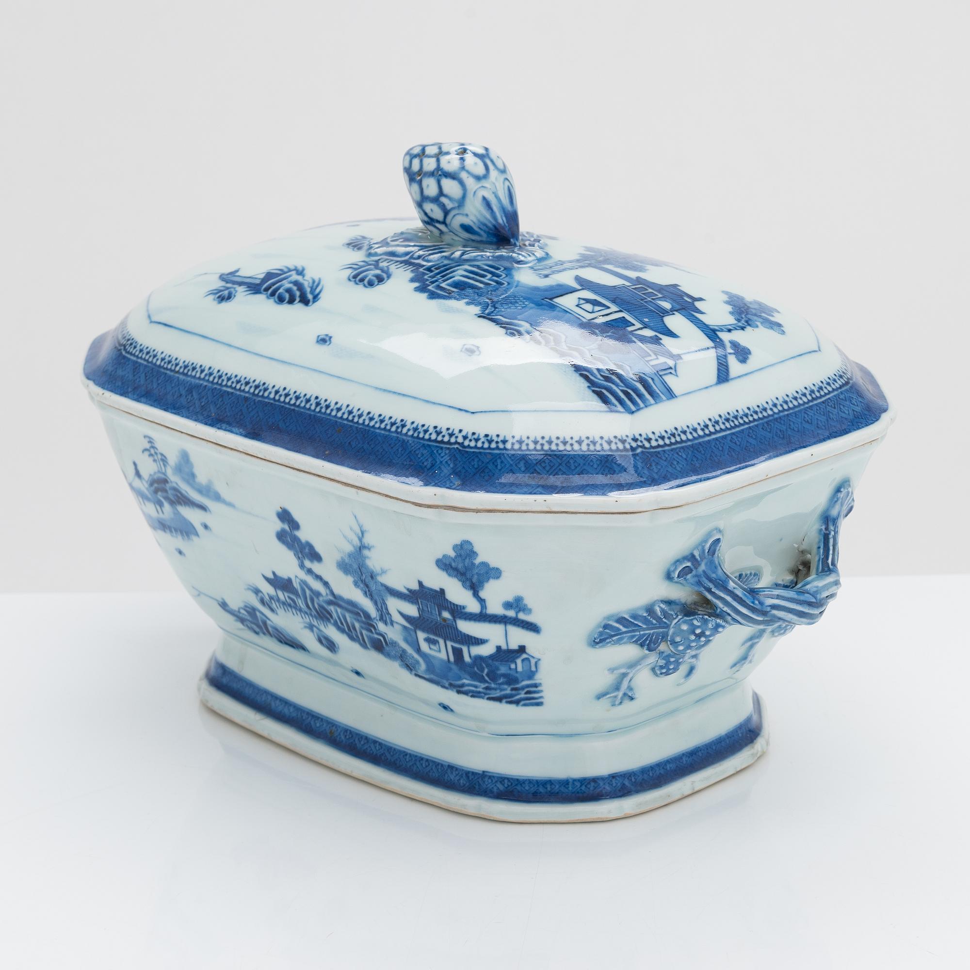 Kannellinen terriini, posliinia, Kiina, Qingdynastia, Qianlong (1735-1795).