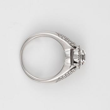 A brilliant-cut diamond ring. Total carat weight circa 2.92 cts.