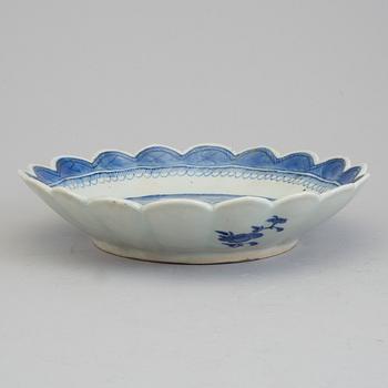 A blue and white export porcelain bowl, Qing dynasty, Jiaqing (1796-1820).