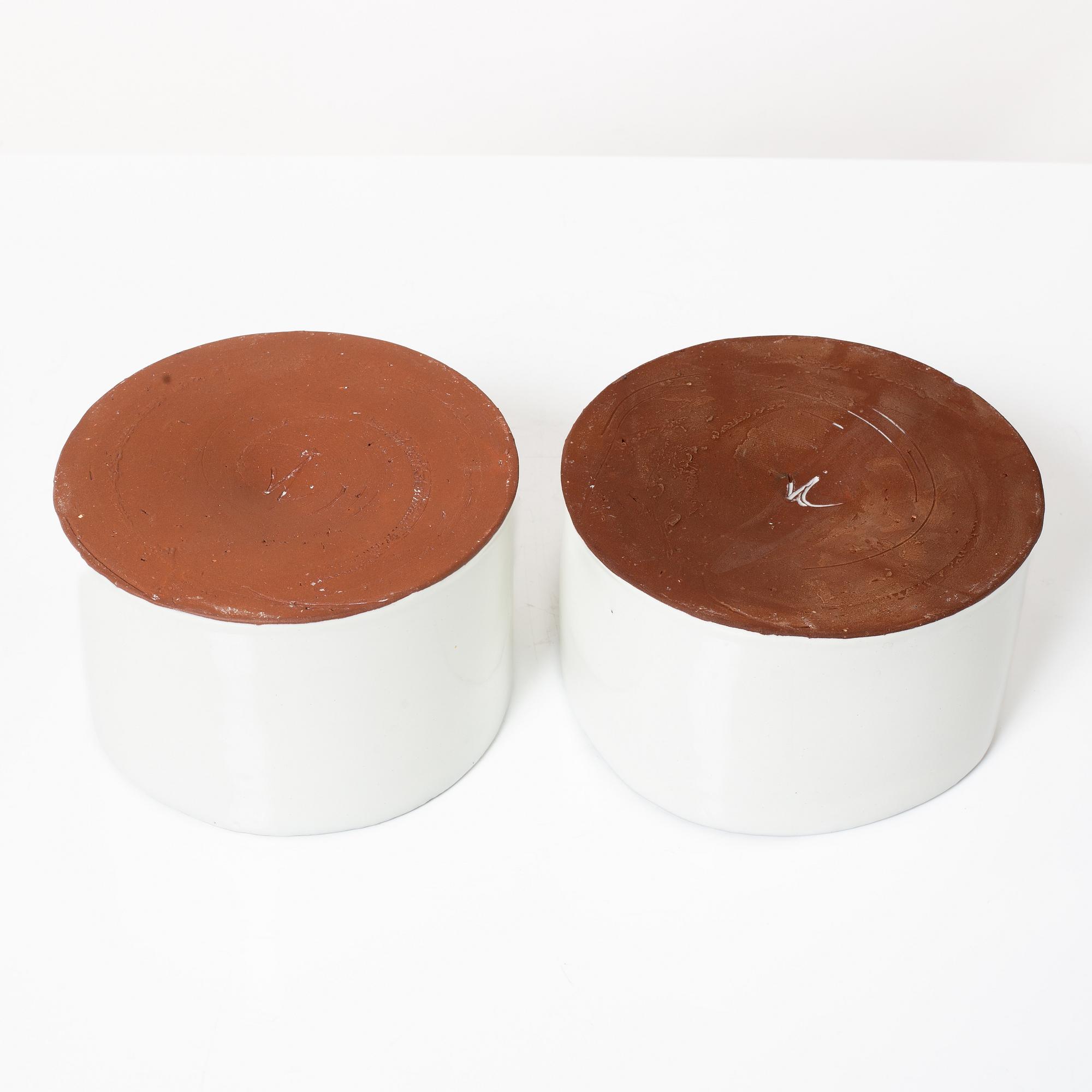 Kennet Williamsson, fyra keramiska objekt, varav tre signerade.