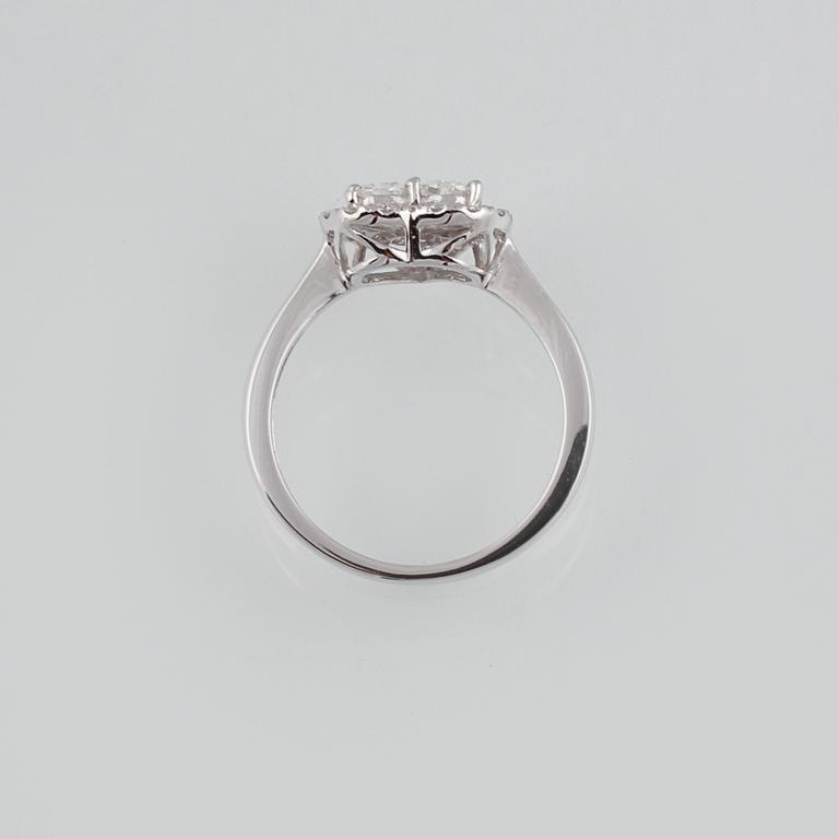 RING, 18K vitguld med briljant-, dropp- samt prinsesslipade diamanter 0.75 ct. Vikt 2,5 gram.