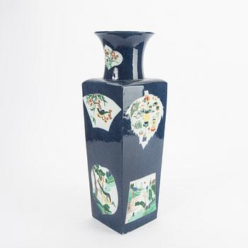 Vase, porcelain. Qing dynasty, Kangxi style, circa 1900.