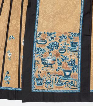 ROBE AND SKIRT, silk. The height of the robe is 64 cm, the height of the skirt 93 cm. China the beginning of the 20th century.