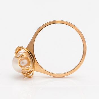 Elis Kauppi, A 14K gold ring, earrings and a pendant with cultured pearls. Kupittaan kulta, Turku 1986.