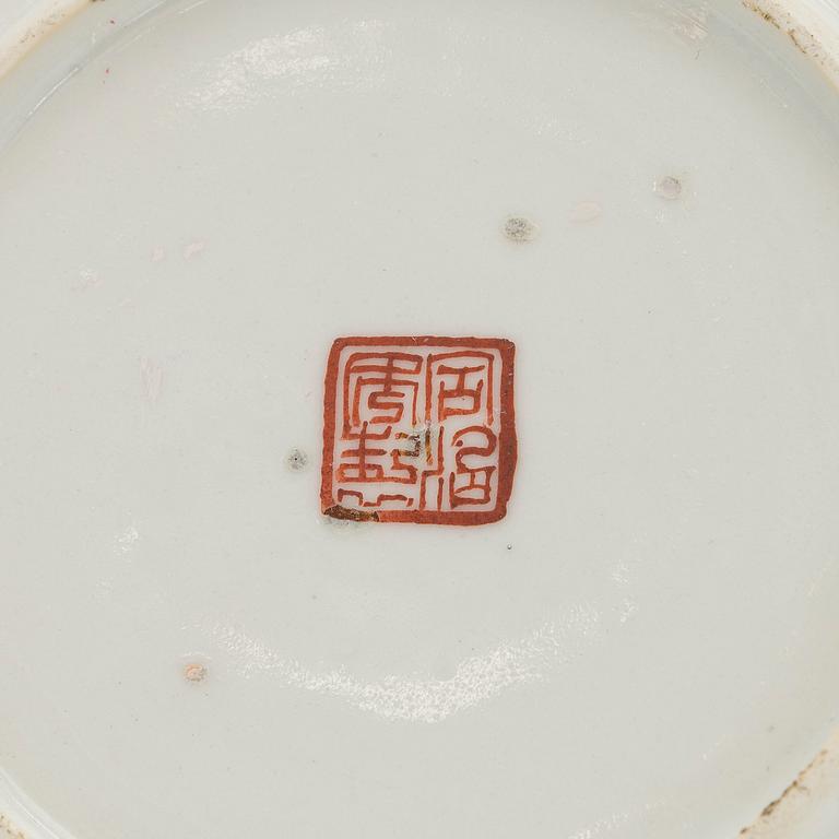 Tallrikar, 2 + 2 st, porslin, Kina, Qingdynastin, 1900-tal.