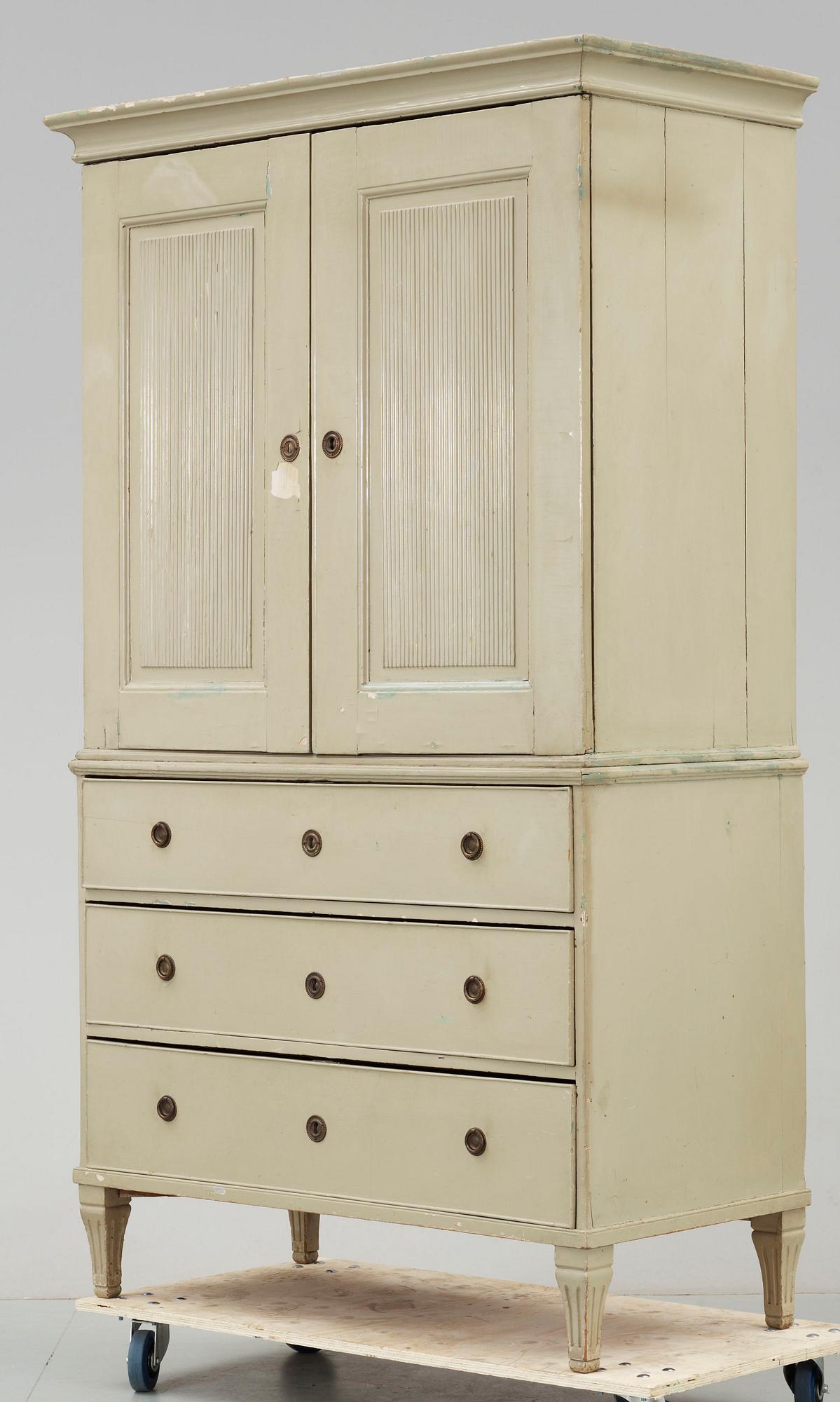 SKÅP. Gustavianskt provinsarbete, omkring år 1800.