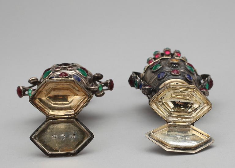 LUKTDOSOR, 2st, snarlika, silver med färgade glasstenar, Tyskland/Danmark, bär datering 1856. Vikt ca204g.