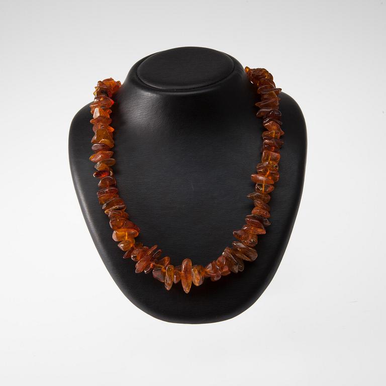 HALSBAND, 2 st, och ARMBAND, bärnsten, 1900-tal.
