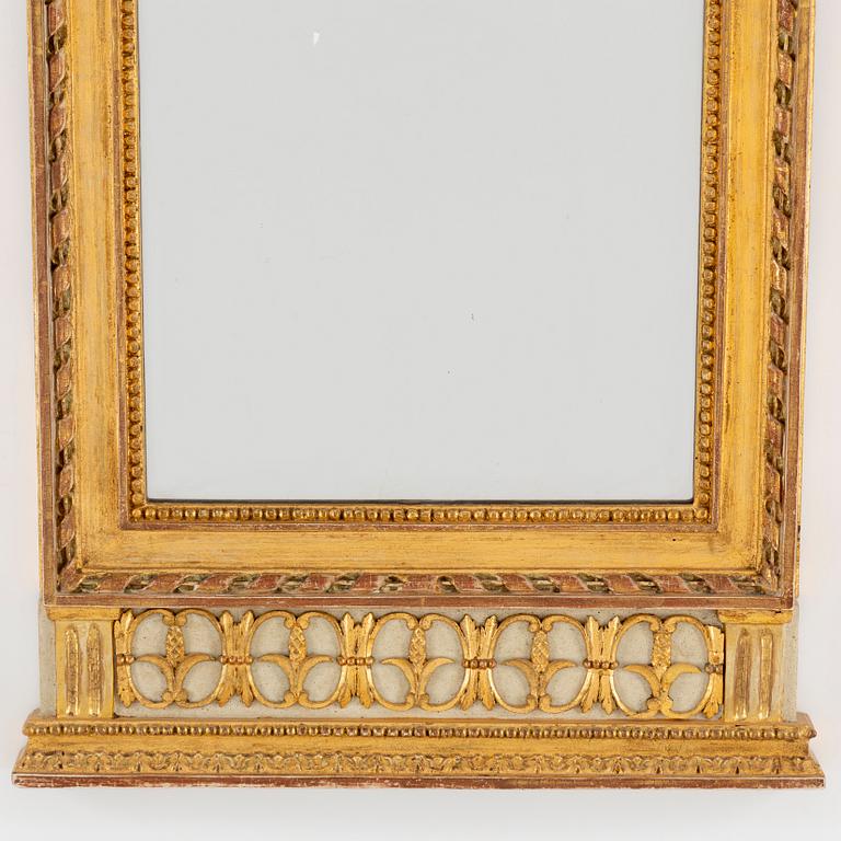 A late Gustavian mirror, beginning of the 19th century.