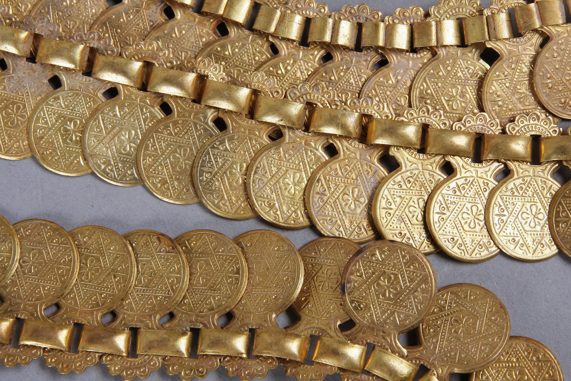 GARDINHÅLLARE samt GARDINOMTAG, ett par. 1800-tal.