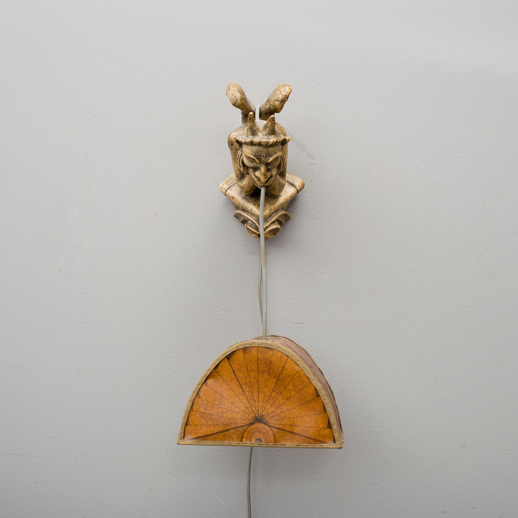 VÄGGLAMPA, Asien, trä och skinn. 1900-tal.
