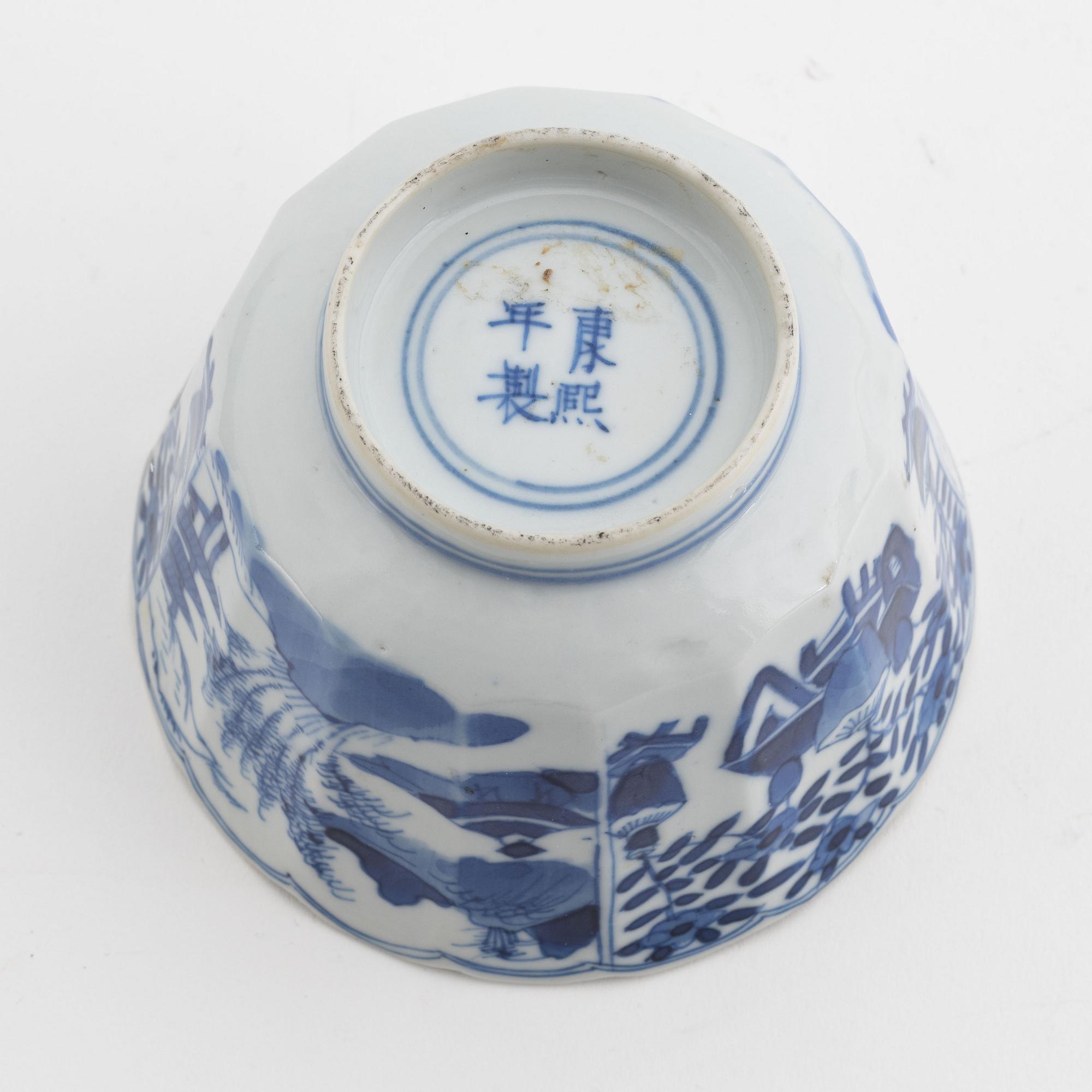 A Chinese blue and white faceted porcelain cup or bowl, Qing dynasty, Kangxi (1662-1722).