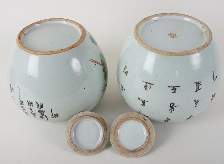BOJANER MED LOCK, ett par, porslin. Kina, (Tao Kwang), 1800-tal,