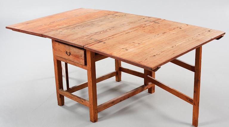 A gate-legged table, 19th century.