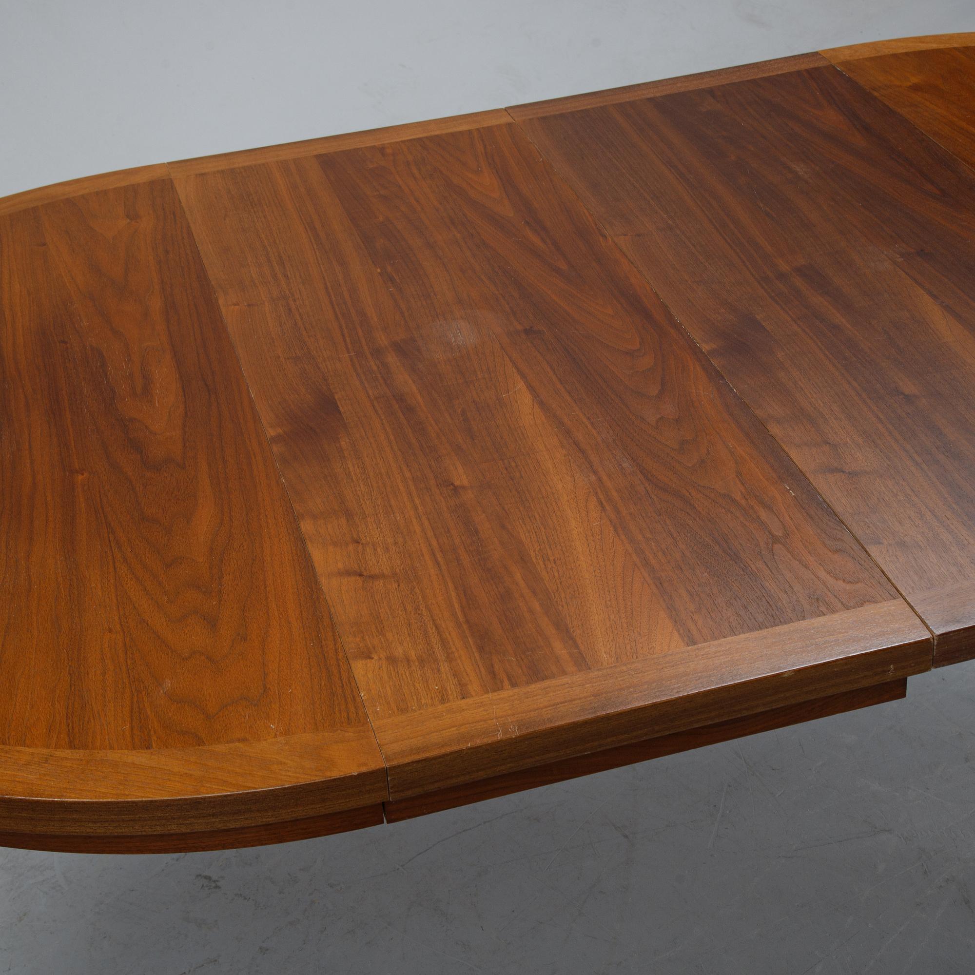 A mahogany veneer dining table, second half of the 20th century.