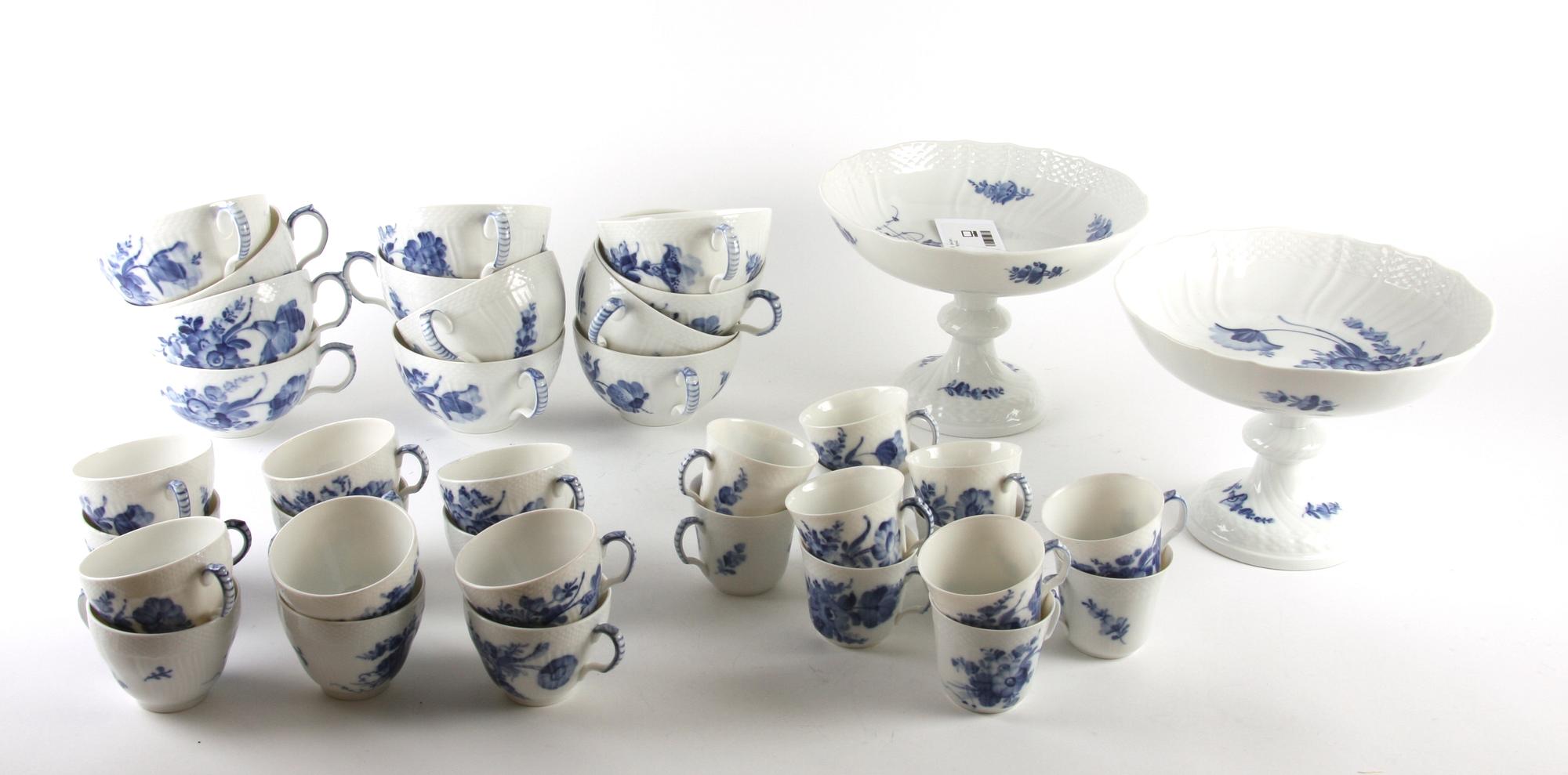 SERVIS, ca 100 delar, porslin "Blå blomst" Royal Copenhagen.