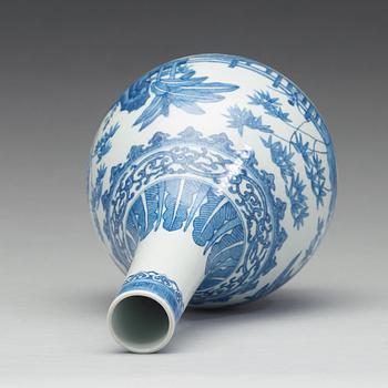 A blue and white bottle vase, Qing dynasty, Guangxu mark and period (1874-1908).