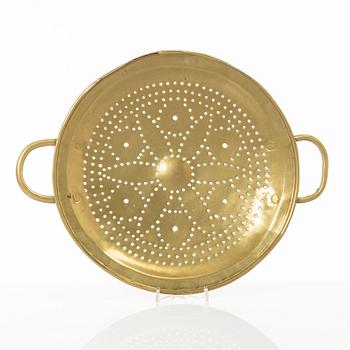 A brass colander, 18th / 19th century.