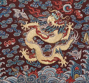 ROCK, vävd och broderad. Höjd 147 cm. Kina 1930-tal.