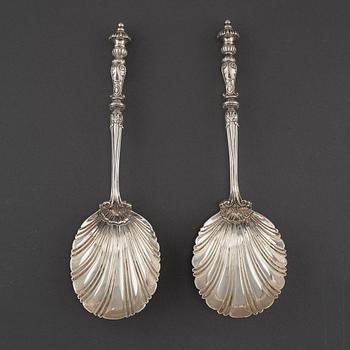 SERVERINGSSKEDAR, ett par, silver,  Goldsmiths & Silversmiths Co Ltd, London, 1908 och 1909.