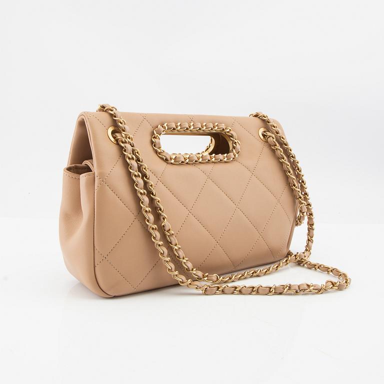 Chanel väska "A Real Catch Flap Bag Quilted Lambskin Medium".