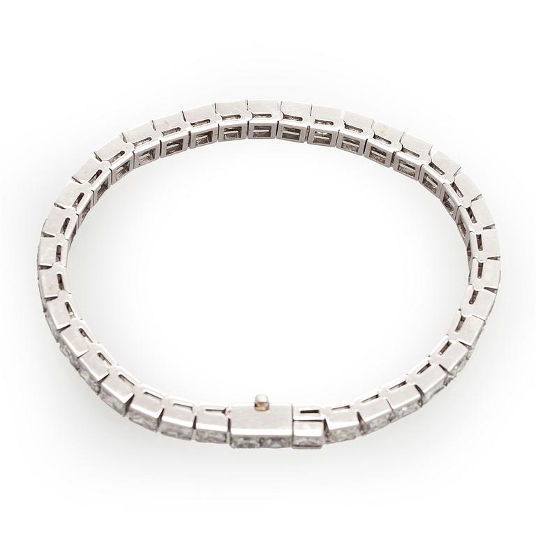 Tennis bracelet, princess cut diamonds c. 19.50 ct in total, 18K white gold.