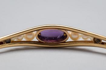 ARMBAND, 18 k guld med cabochonslipad ametist samt odlade pärlor, Alton, Falköping, 1966. Vikt ca 9 gram.