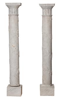 758. KOLONNER, ett par, marmor.