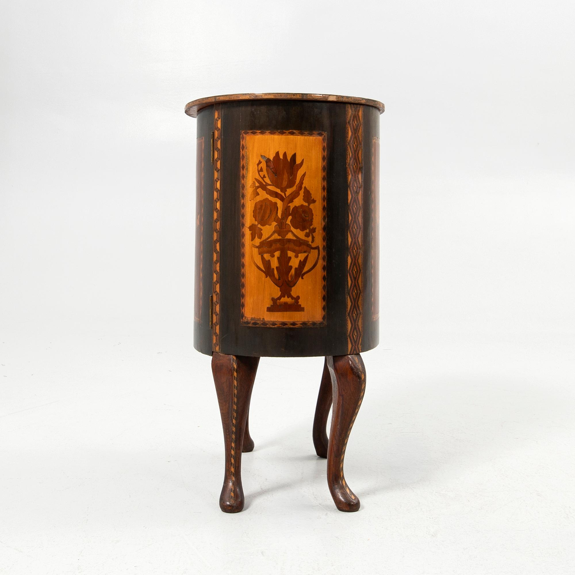 Cabinet, early 20th century.