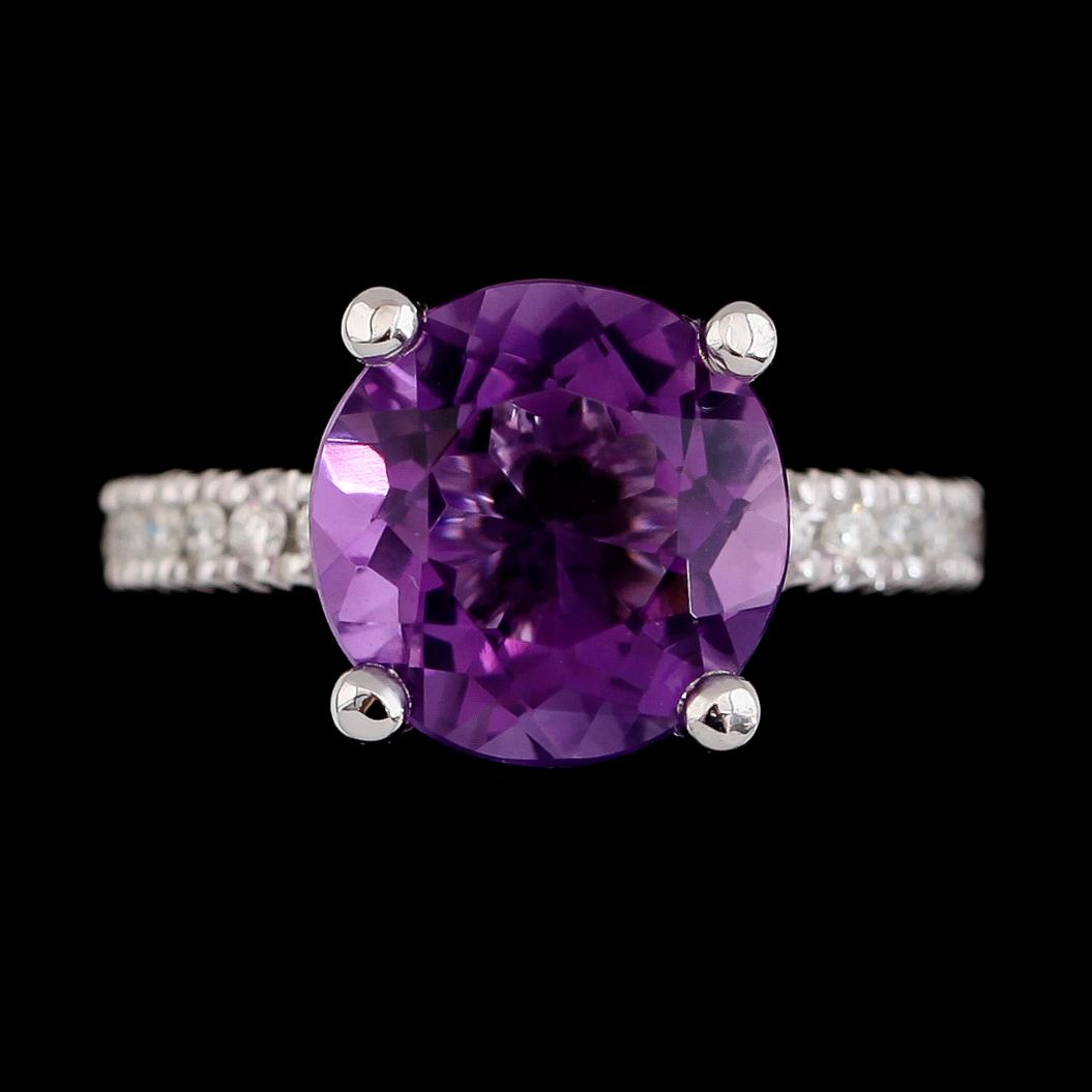 RING, 18K vitguld, briljantslipade diamanter tot ca 0.32 ct och ametist ca 8.00 ct. Total vikt ca 8 g.