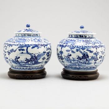 A pair of blue and white jars with covers, Qing dynasty, Guangxu (1875-1908).