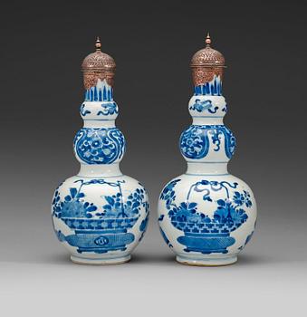 532. A matched pair blue and white flasks, Qing dynasty, Kangxi (1662-1722).