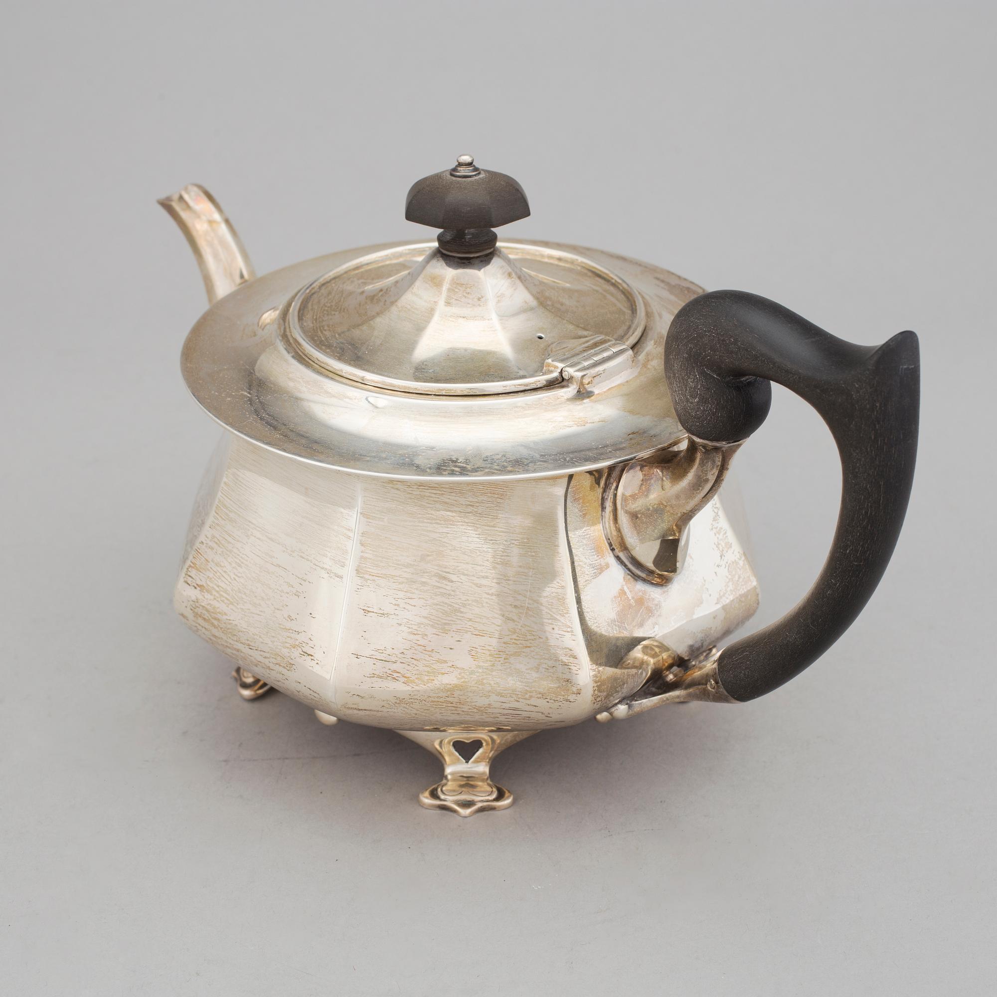 TEKANNA, silver, Charles Clement Pilling, London, 1912. Vikt ca 702g.