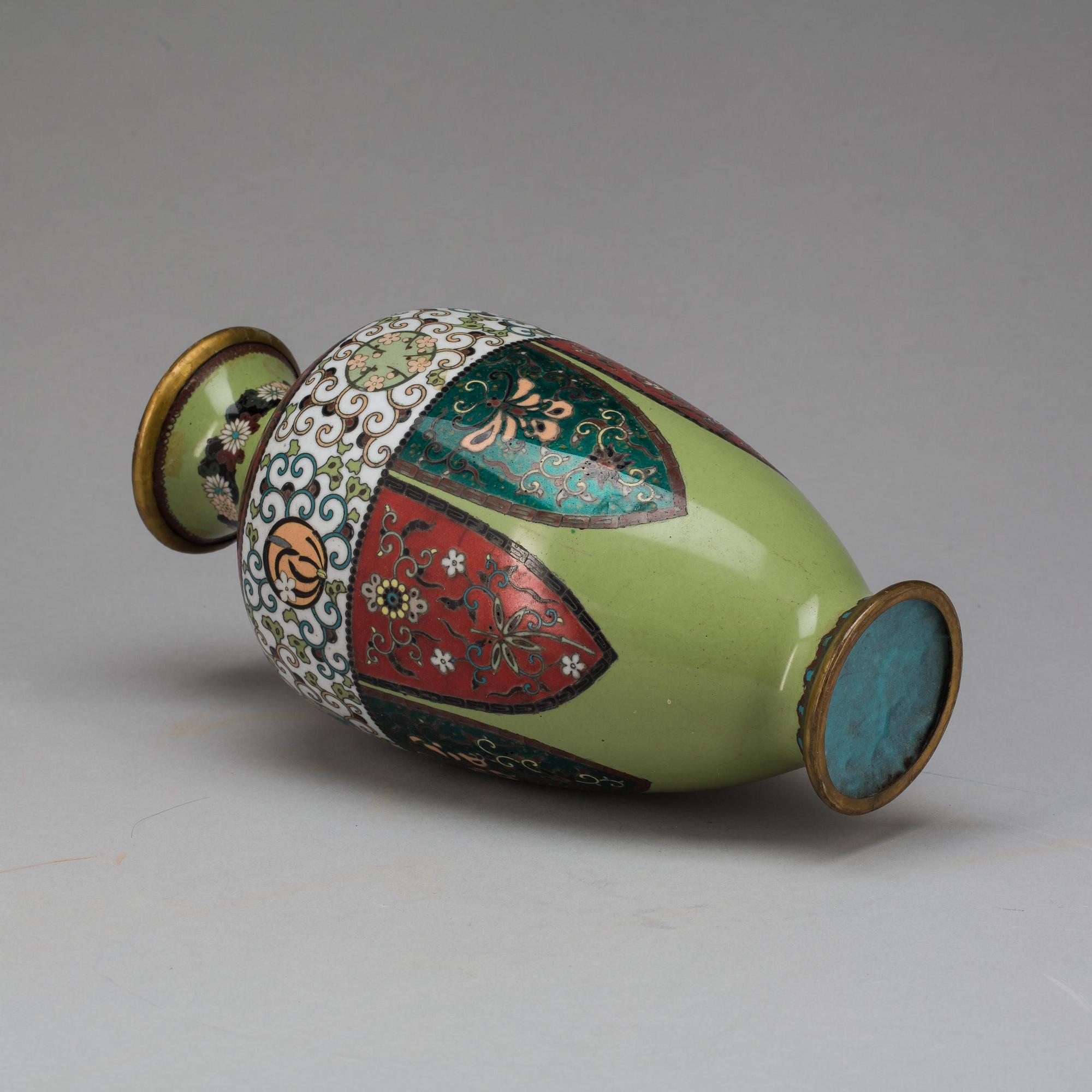 VAS, Cloisonne, Japan. Sekelskiftet 1900.