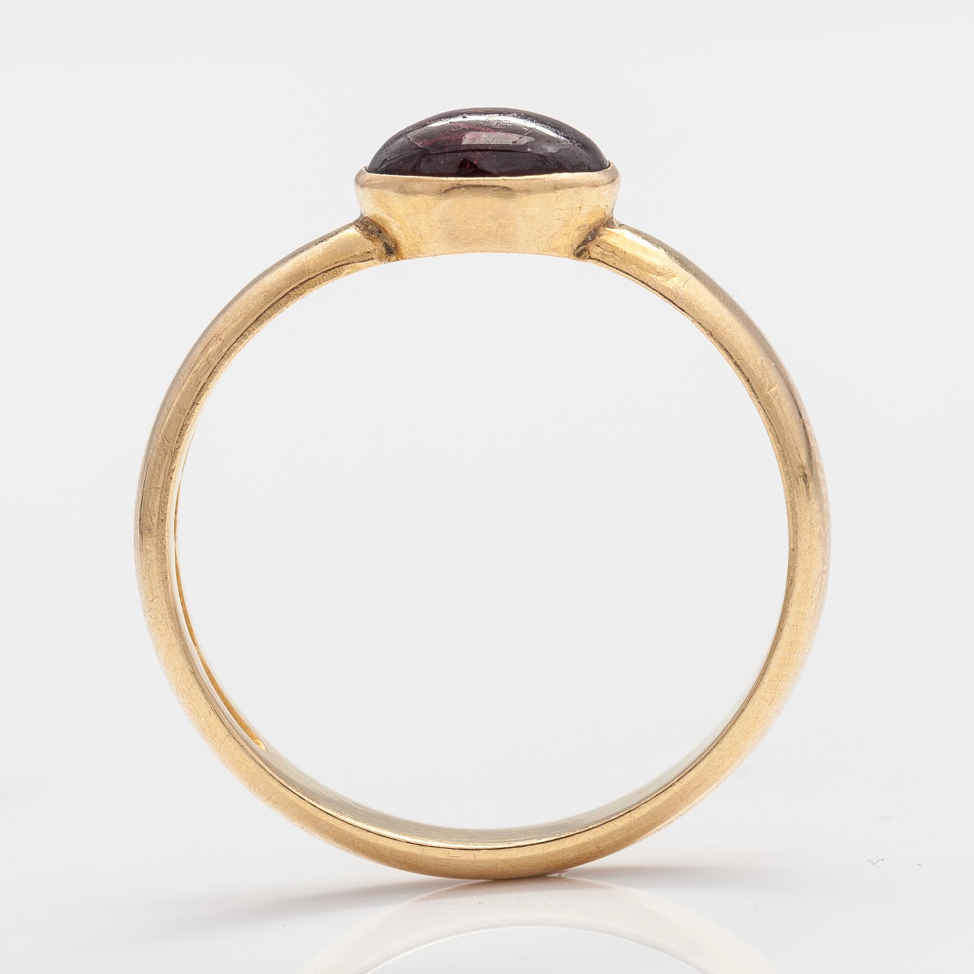 RING, 18K guld, granat. Westerback, Helsingfors 1969.