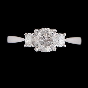 RING, 18K vitguld, briljantslipade diamanter tot ca 1.20 ct. Vikt ca 3 g.