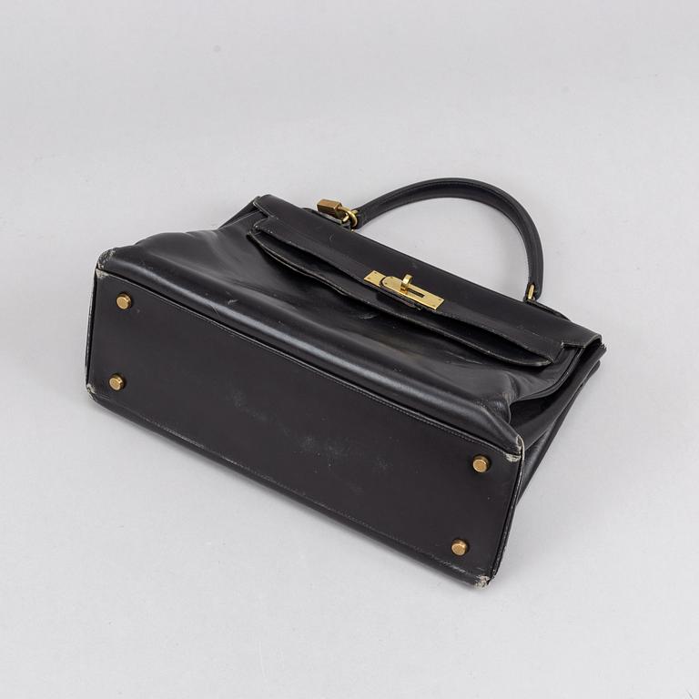 Hermès, a black leather 'Kelly' handbag.