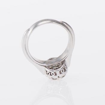 RING, 14K vitguld, diamanter tot. ca 0,55 ct, Paino 6,2 g.