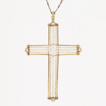 A chain and a pendant set with natural pearls and old-cut diamonds. Possibly early 20th century.