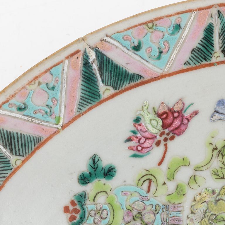 A porcelain dish, Qing dynasty, 19th century.