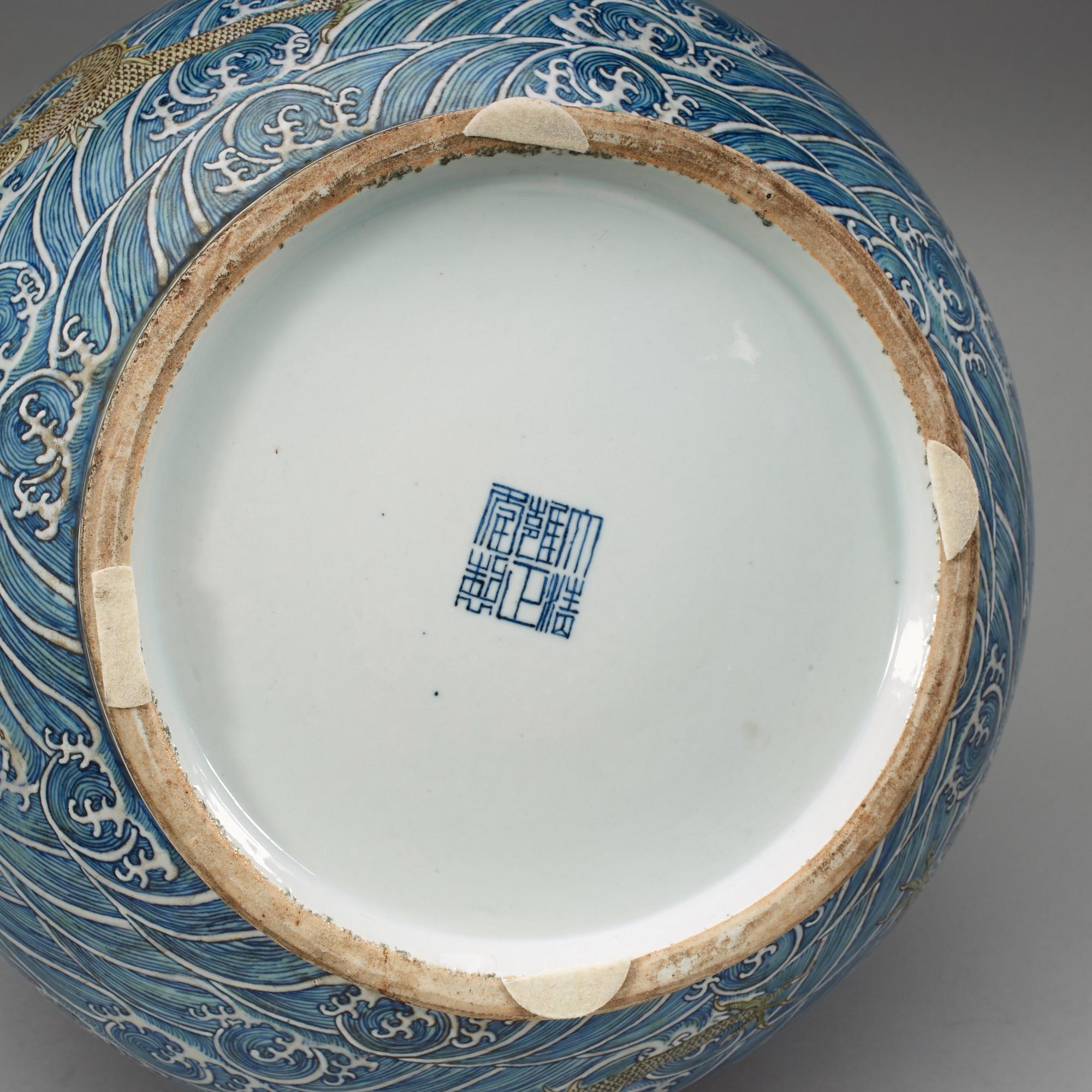 PRAKTURNOR, ett par, porslin. Troligen sen Qingdynasti med Yongzhengs märke.