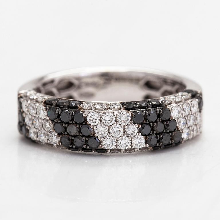 An 18K white gold ring, set with black and white diamonds totalling approximately 1.18 ct. Italy.