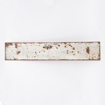 Skylt, järn, 1900-talets första hälft.