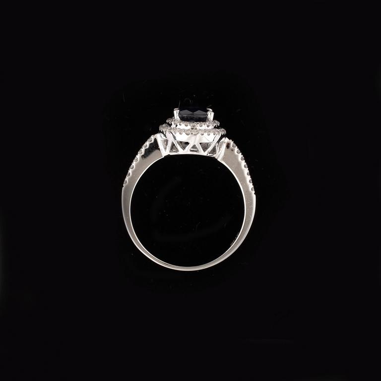 RING, 14k vitguld med safir ca1,75ct och diamanter tot ca 0,38ct. Vikt 3,3g.