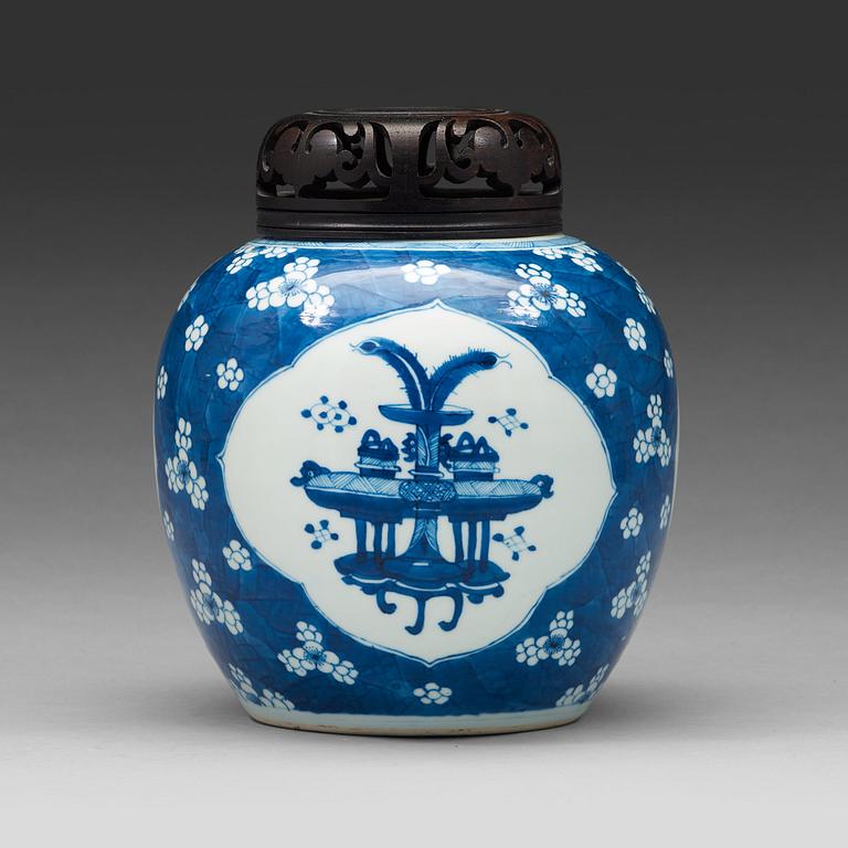 URNA, porslin. Qingdynastin, 1700-tal.