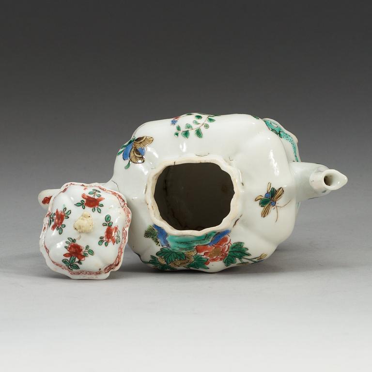 A famille verte teapot, Qing dynasty.
