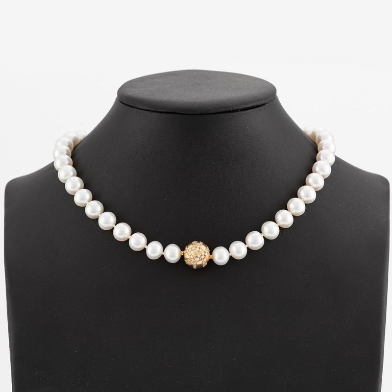 Pärlcollier, odlade Söderhavspärlor, bajonettlås 18K guld med briljantslipade diamanter.