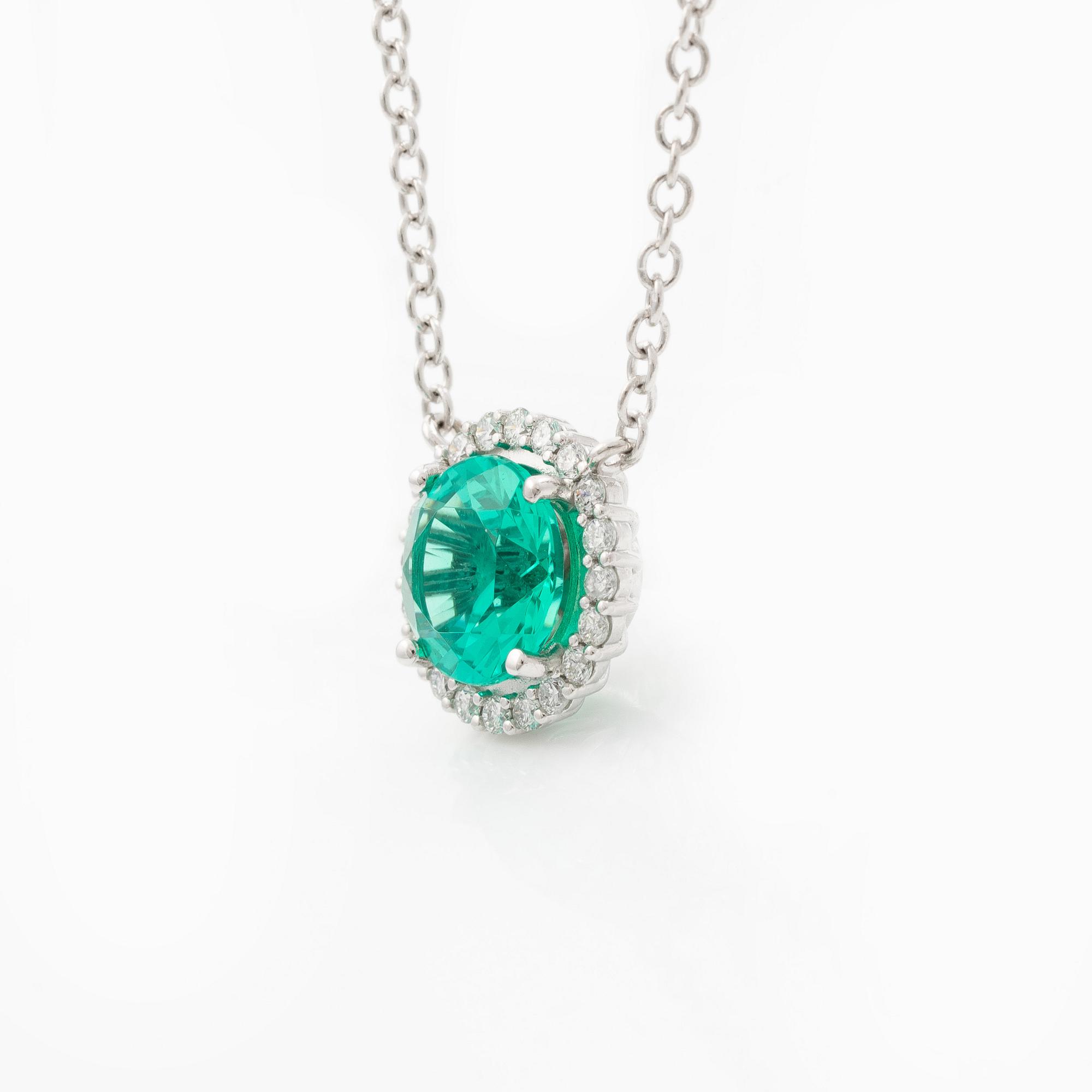 Collier 18K vitguld med syntetisk smaragd och briljantslipade diamanter.