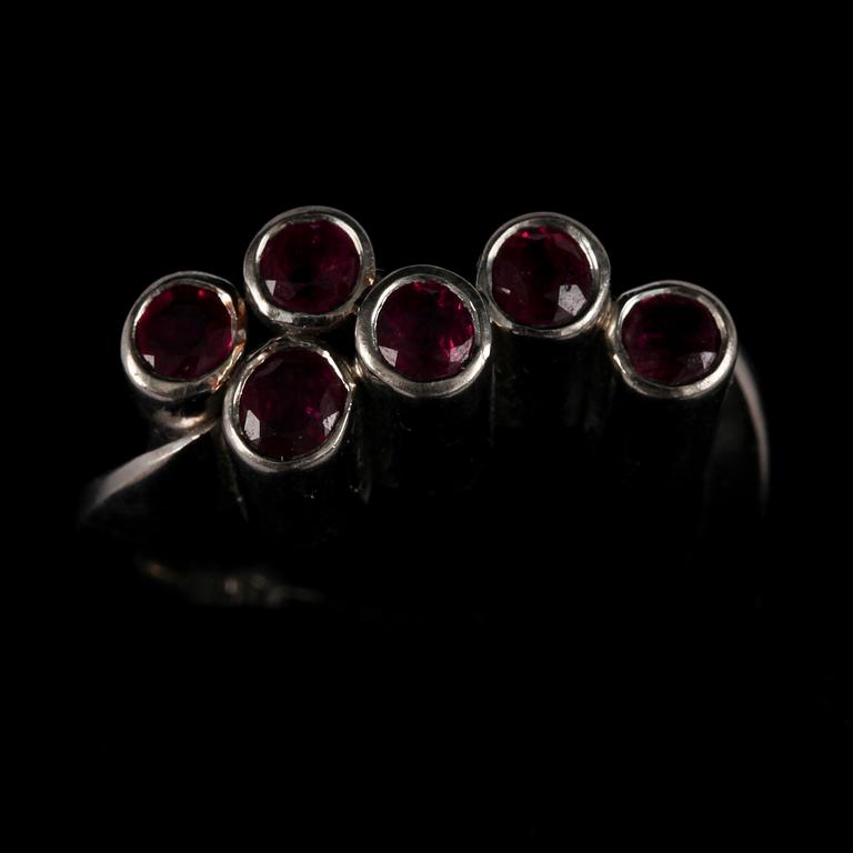 RING, 18k vitguld med 6 rubiner. Vikt 14 g.